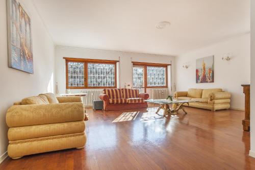EUR Luminous and Large Family Terrace Apartment, Рим (фото 3)