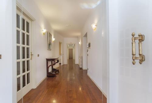 EUR Luminous and Large Family Terrace Apartment, Рим (фото 5)
