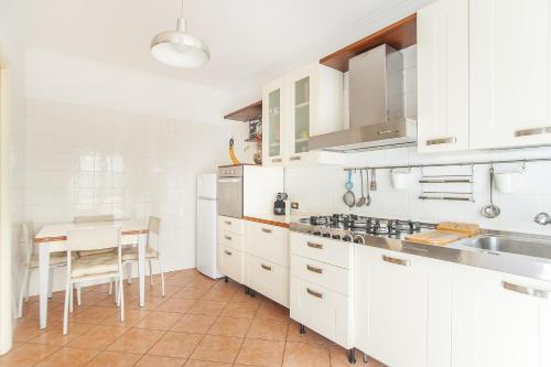 EUR Luminous and Large Family Terrace Apartment, Рим (фото 10)