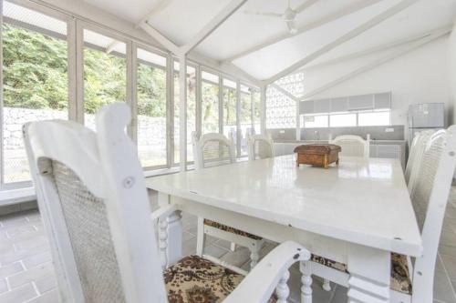 rumakemboja: Spacious Modern Designed Home With Outdoor Kitchen