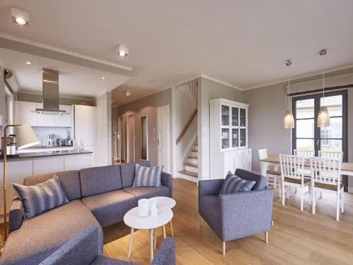 Reetland am Meer - Premium Reetdachvilla mit 3 Schlafzimmern, Sauna und Kamin E21 in Dranske, Deutschland