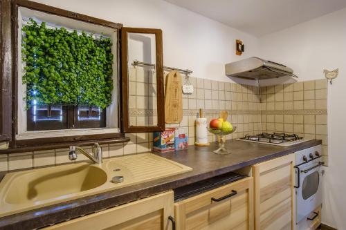 House with 2 bedrooms in Martinscica with enclosed garden and WiFi 50 m from the beach - image 8
