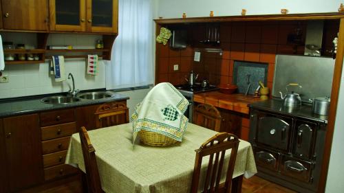 ห้องครัว, Casa Do Avo Faidoca # PICO HOLIDAY RENTALS in กาลเยตา เด เนสกิม