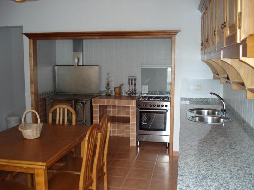 ห้องครัว, Casa Do Avo Faidoca # PICO HOLIDAY RENTALS in กาลเยตา เด เนสกิม