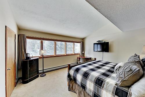 The Pines Condo - Pool & Hot Tub - Near the Slopes condo - image 8