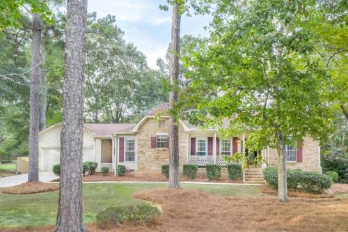 Stylish & Spacious Home Near ATL in Other