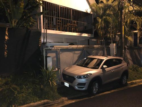 Exterior view, Cockatoo Studio Apartments in Quepos