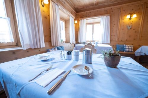 Hotel Engiadina - image 3