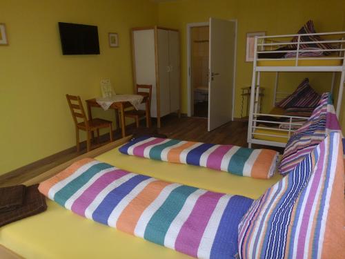 1 queen bed, 1 bunk bed