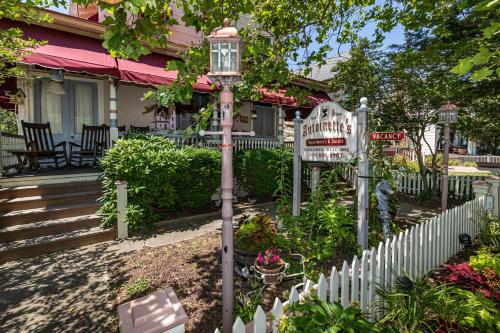 Antoinette's Apartments & Suites - image 7