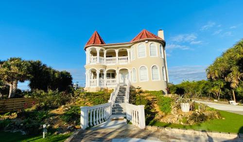 Castle, pvt pool, hot tub, beach, mini-golf, dock, fishing, ping pong