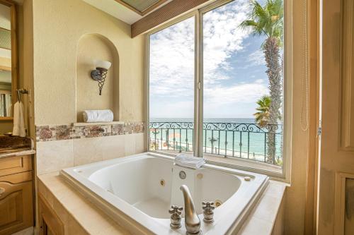 Beachfront Three Bedrooms 2nd Floor image 9