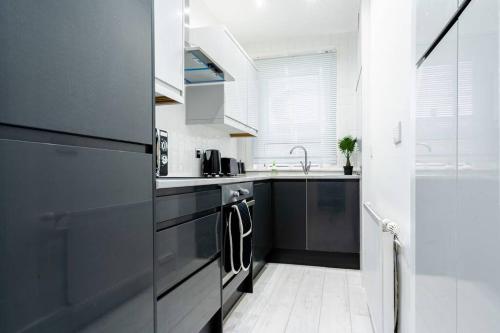 Cheerful 2 Bedroom Homely Apartment, Sleeps 4 Guest Comfy, 1x Double Bed, 2x Single Beds, Free Parking, Free WiFi, Suitable For Business, Leisure Guest, Contractors, QE Hospital, Glasgow, Near Airport & City Centre, Perfect For Common Wealth Games 2026, Glasgow (fotografie 4)