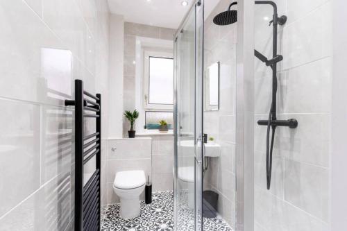 Cheerful 2 Bedroom Homely Apartment, Sleeps 4 Guest Comfy, 1x Double Bed, 2x Single Beds, Free Parking, Free WiFi, Suitable For Business, Leisure Guest, Contractors, QE Hospital, Glasgow, Near Airport & City Centre, Perfect For Common Wealth Games 2026, Glasgow (fotografie 10)