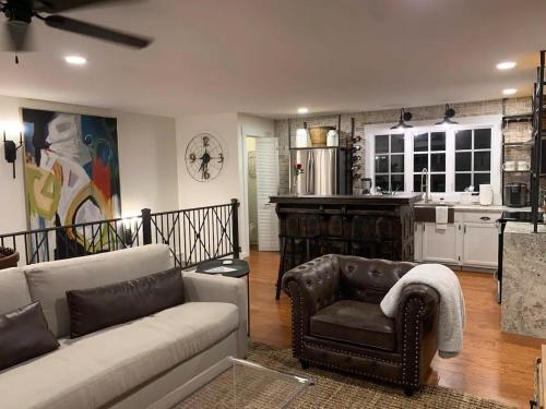 . Five-Star Historic Boyd Harvey Carriage House