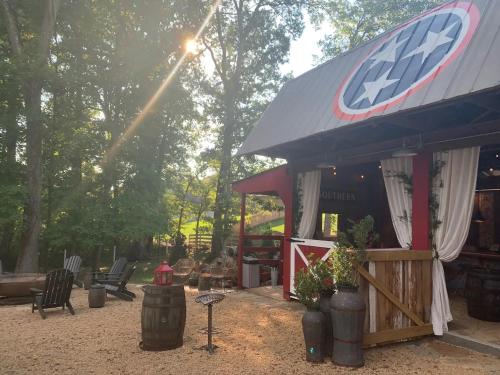 Boyd Harvey Main House & Carriage House