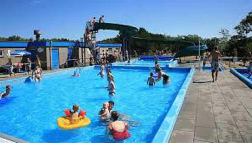 Swimming pool, AMELAND - Ballum: Stacaravan Chalet (incl. fietsen) bij strand en zee in Ballum