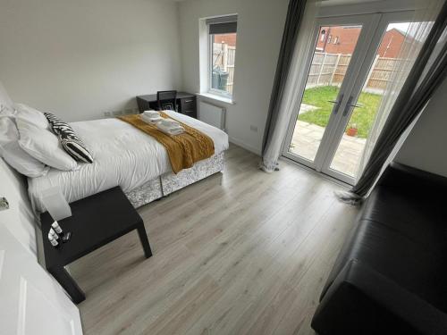 Large Bright King Sized Room - Short Walk From CC