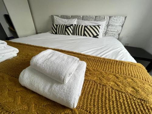 Modern Room With Huge Bed - Walk to City Centre!