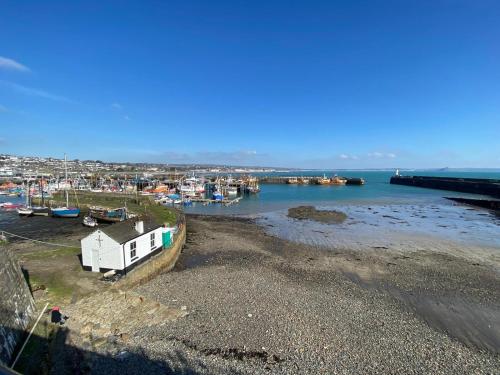 Buckfield Roost 3 bedroom Newlyn, free parking for 2 cars