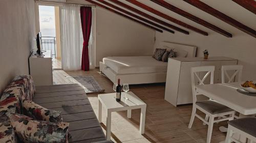 Apartment with Sea View image 10
