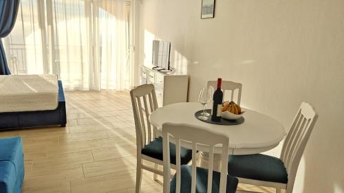 Apartment with Sea View image 1