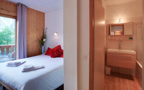 2 twin beds, 2 bunk beds