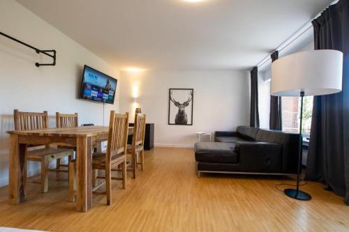 RAJ Living - 1 , 3 and 4 Room Apartments - 20 min Messe DUS & Airport DUS