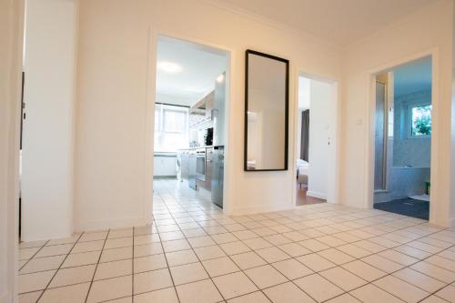 RAJ Living - 1 , 3 and 4 Room Apartments - 20 min Messe DUS & Airport DUS