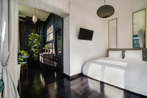 Unfound Door - Design Hotel