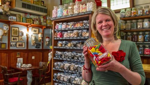 Hotel Hanzestadslogement De Leeuw in het centrum, Snoepwinkel, Hanzemuseum, Koffieschenkerij met Binnenplaats, Kamers met keukentje en Ontbijtservice