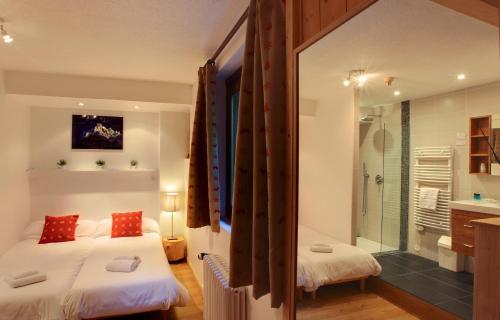 1 double bed, 1 twin bed