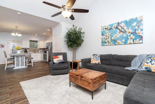 Elegant Cades Cove Condo with Community Pool in Townsend, USA