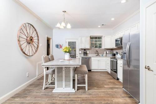 Elegant Cades Cove Condo with Community Pool in Townsend, USA
