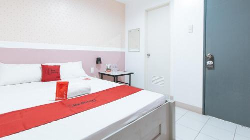 เรดดอร์ซ ใกล้ SM คาลัมบา (RedDoorz near SM Calamba) in ลากูน่า