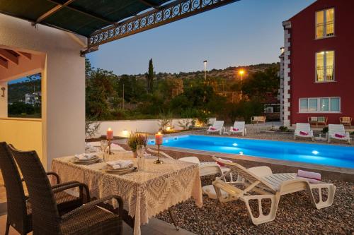 Apartment with Pool View 