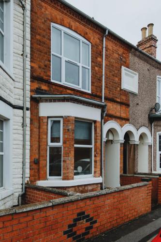 ENTIRE HOUSE WITH PARKING IN RUGBY