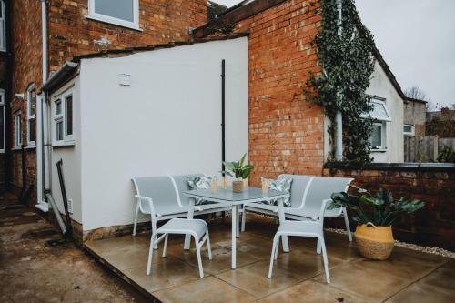 ENTIRE HOUSE WITH PARKING IN RUGBY