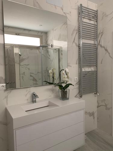 ห้องน้ำ, Casa de invitados con piscina privada y WIFI in มอนเตียกูโด
