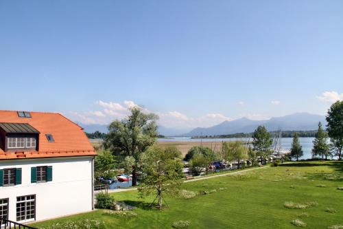 Hotel Aiterbach am Chiemsee 1.3km von Bahnhofstraße entfernt