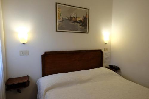 Economy Double Room image 3