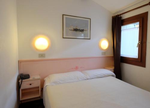 Economy Double Room image 2