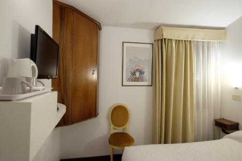 Economy Double Room image 5