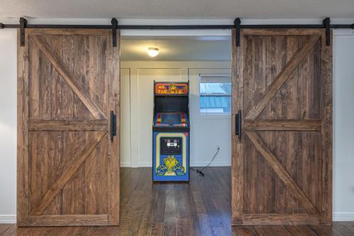 Mountain Modern Getaway Hot Tub and Arcade Games - image 3