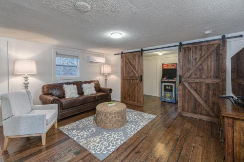 Mountain Modern Getaway Hot Tub and Arcade Games - image 4