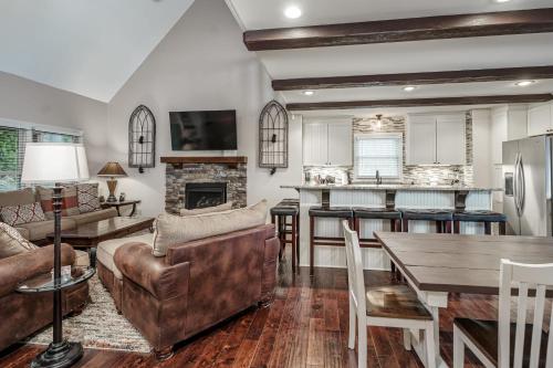 Pine Top Vista Incredible Views Sauna Hot Tub Pool Table Cobbly Nob Pools Bent Creek Golf Course - main image