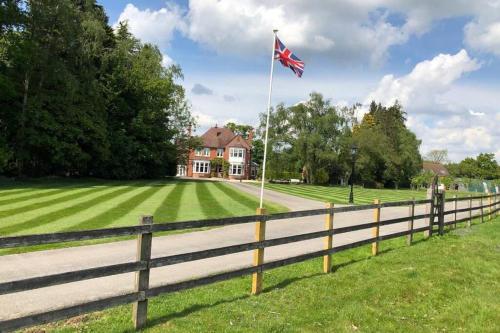 Private Rural Retreat in Lapworth Warwickshire minutes from the motorway link with EV point