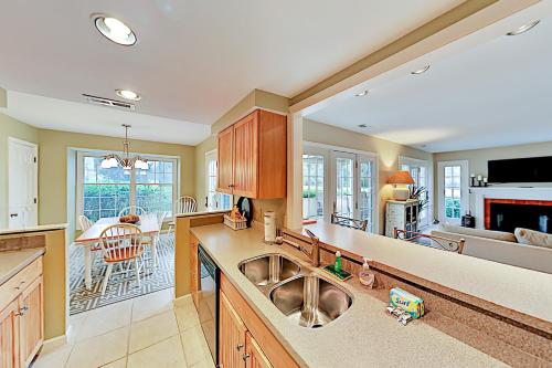 Dreamy Villa - Lagoon-View Deck Walk to Beach! condo - image 3