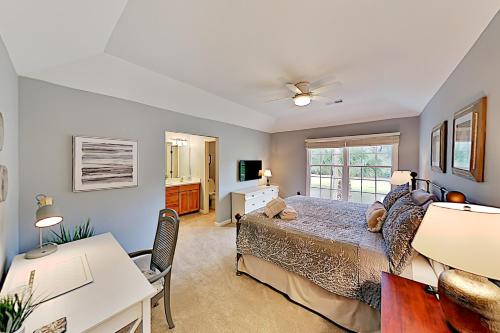 Dreamy Villa - Lagoon-View Deck Walk to Beach! condo - image 5