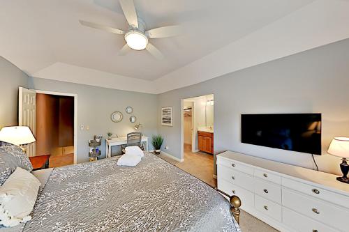 Dreamy Villa - Lagoon-View Deck Walk to Beach! condo - image 6